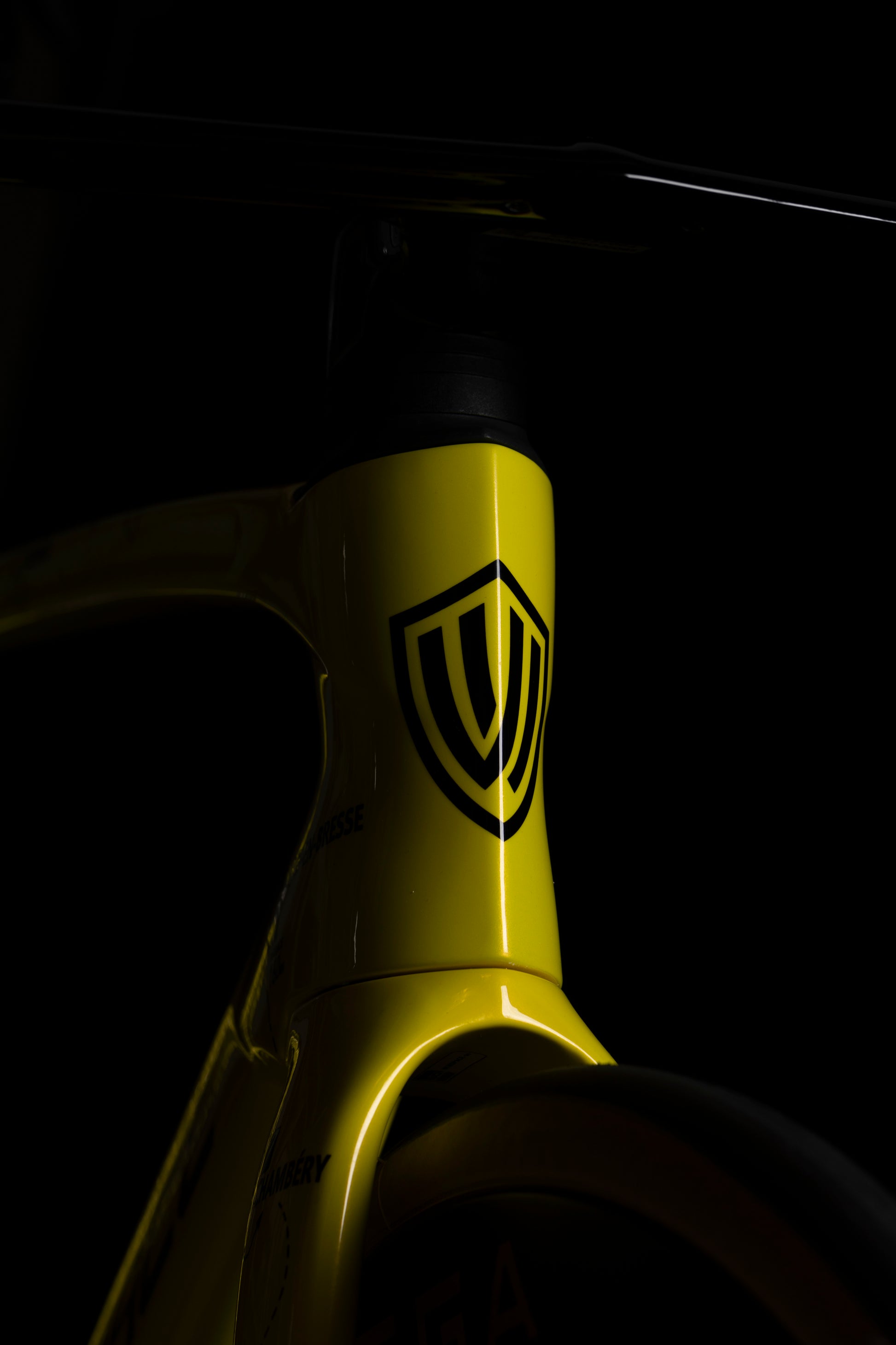 Jet-inspired head tube